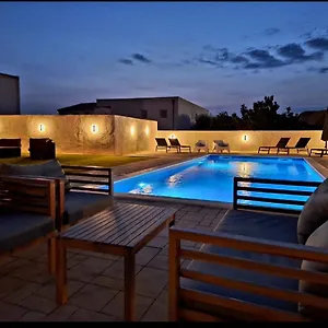  Апартаменты Lucy With Heated Saltwater Pool And Free Private Parking